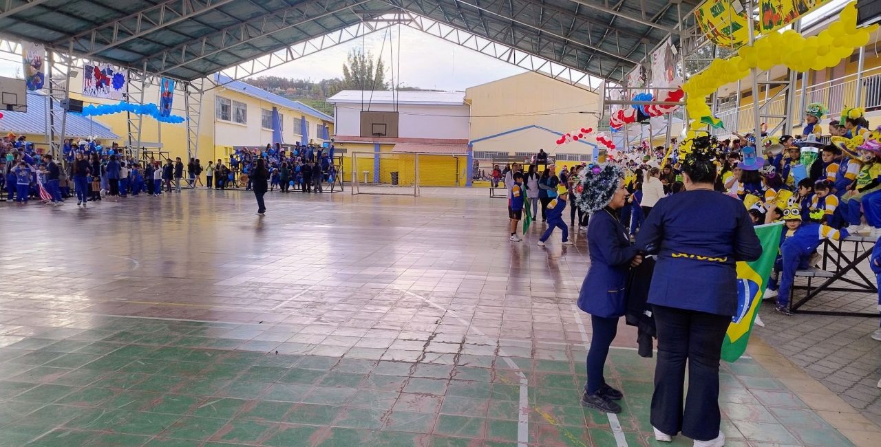 Los/as estudiantes de Primer Ciclo realizan diversas actividades recreativas para celebrar el aniversario del colegio.